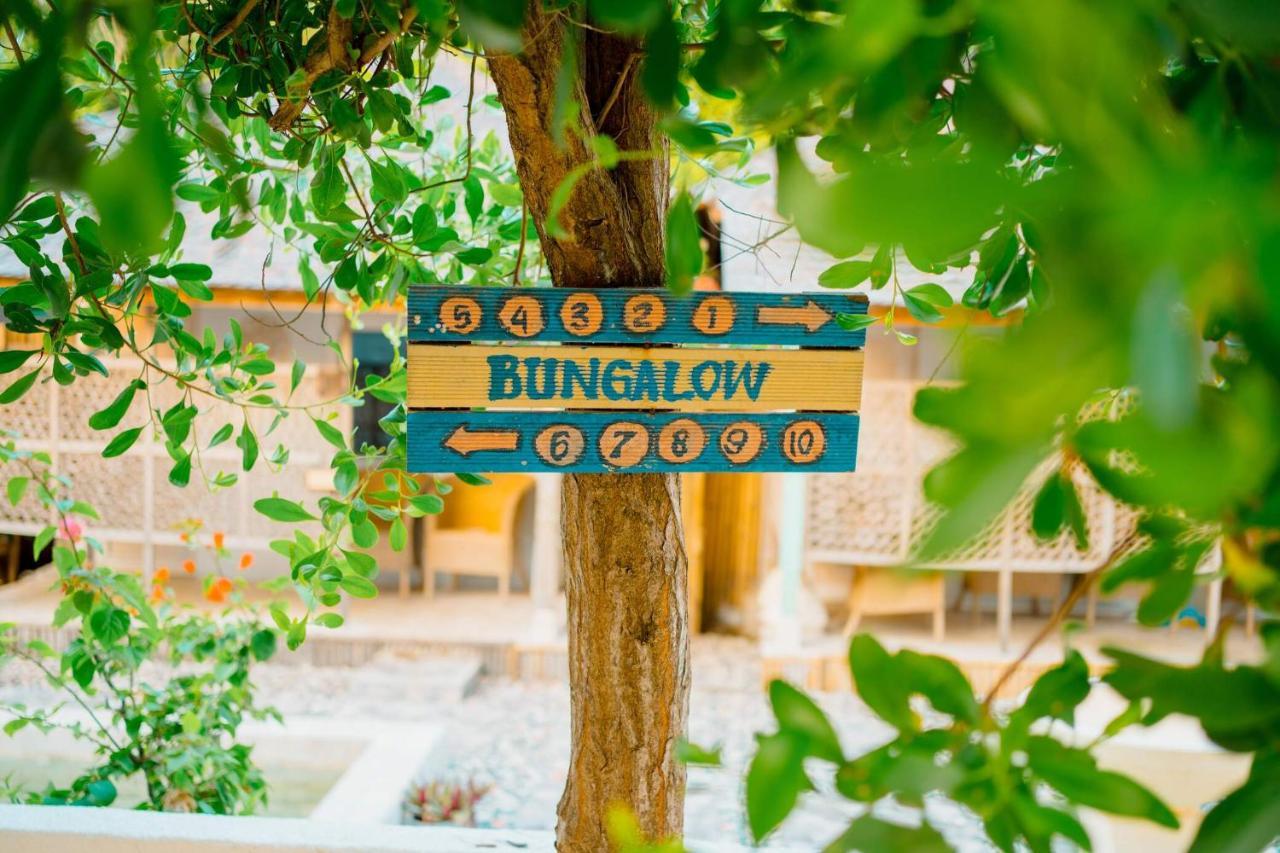 גילי מנו Bungalow Cafe Gili Beachfront מראה חיצוני תמונה