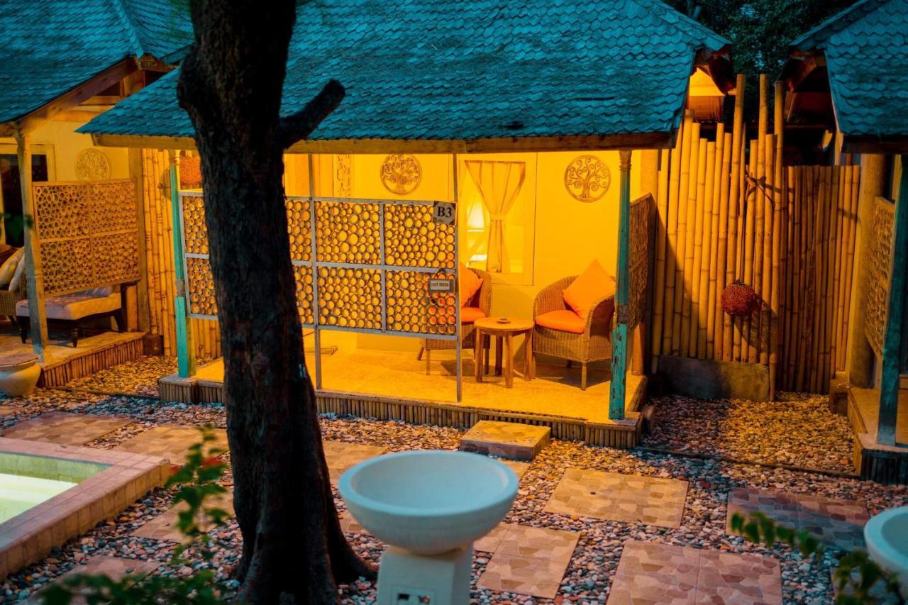 גילי מנו Bungalow Cafe Gili Beachfront מראה חיצוני תמונה