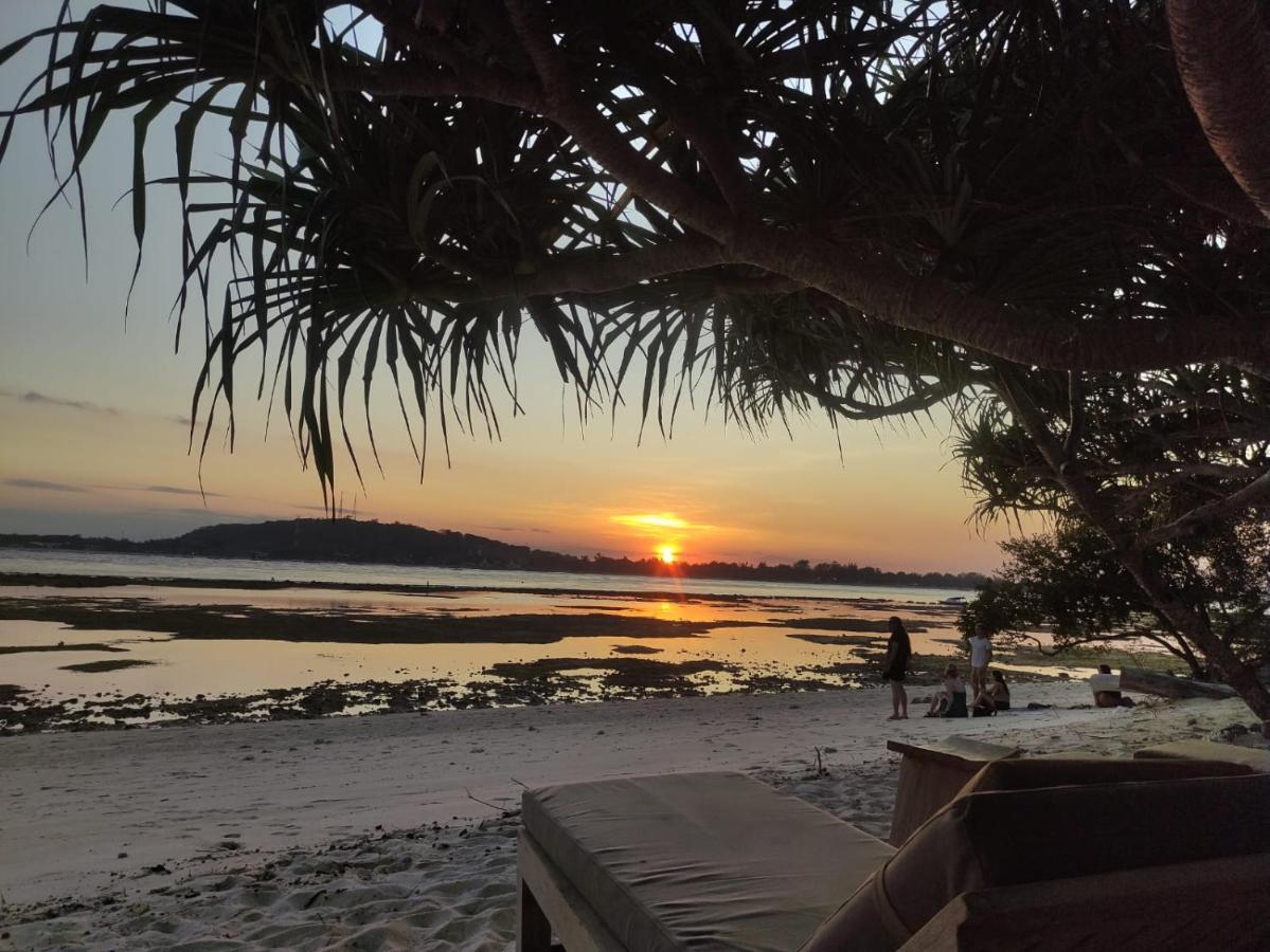 גילי מנו Bungalow Cafe Gili Beachfront מראה חיצוני תמונה