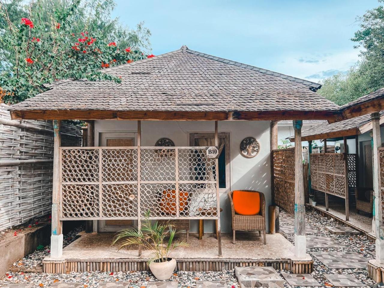 גילי מנו Bungalow Cafe Gili Beachfront מראה חיצוני תמונה