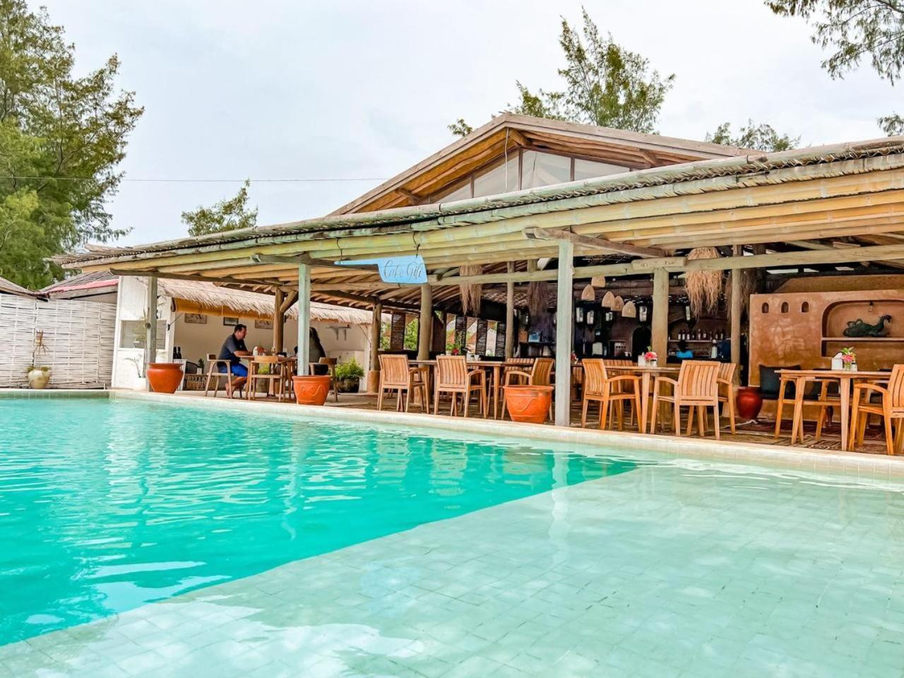 גילי מנו Bungalow Cafe Gili Beachfront מראה חיצוני תמונה