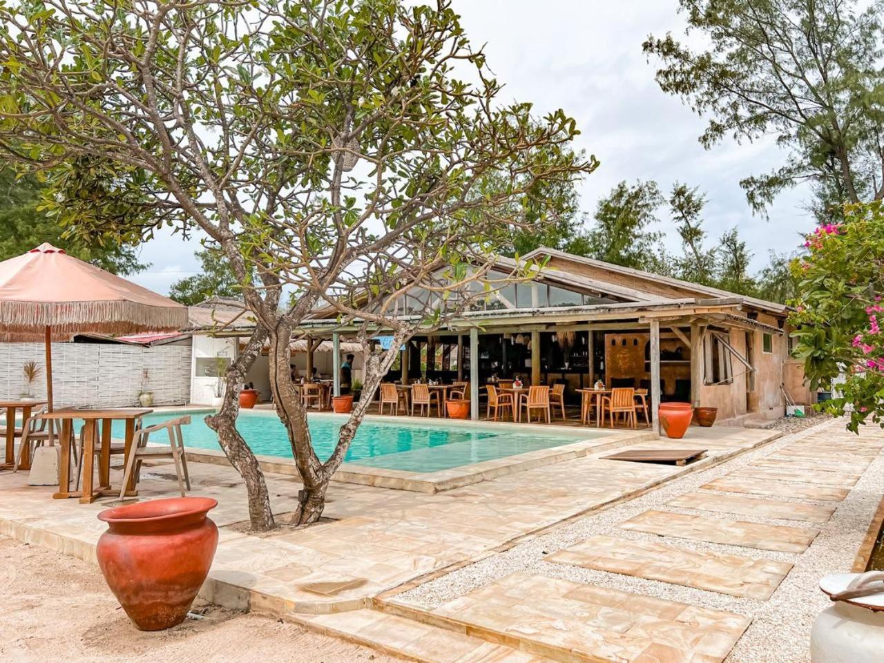 גילי מנו Bungalow Cafe Gili Beachfront מראה חיצוני תמונה
