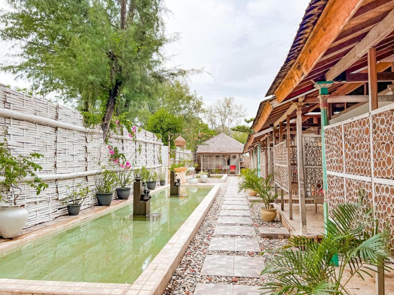 גילי מנו Bungalow Cafe Gili Beachfront מראה חיצוני תמונה