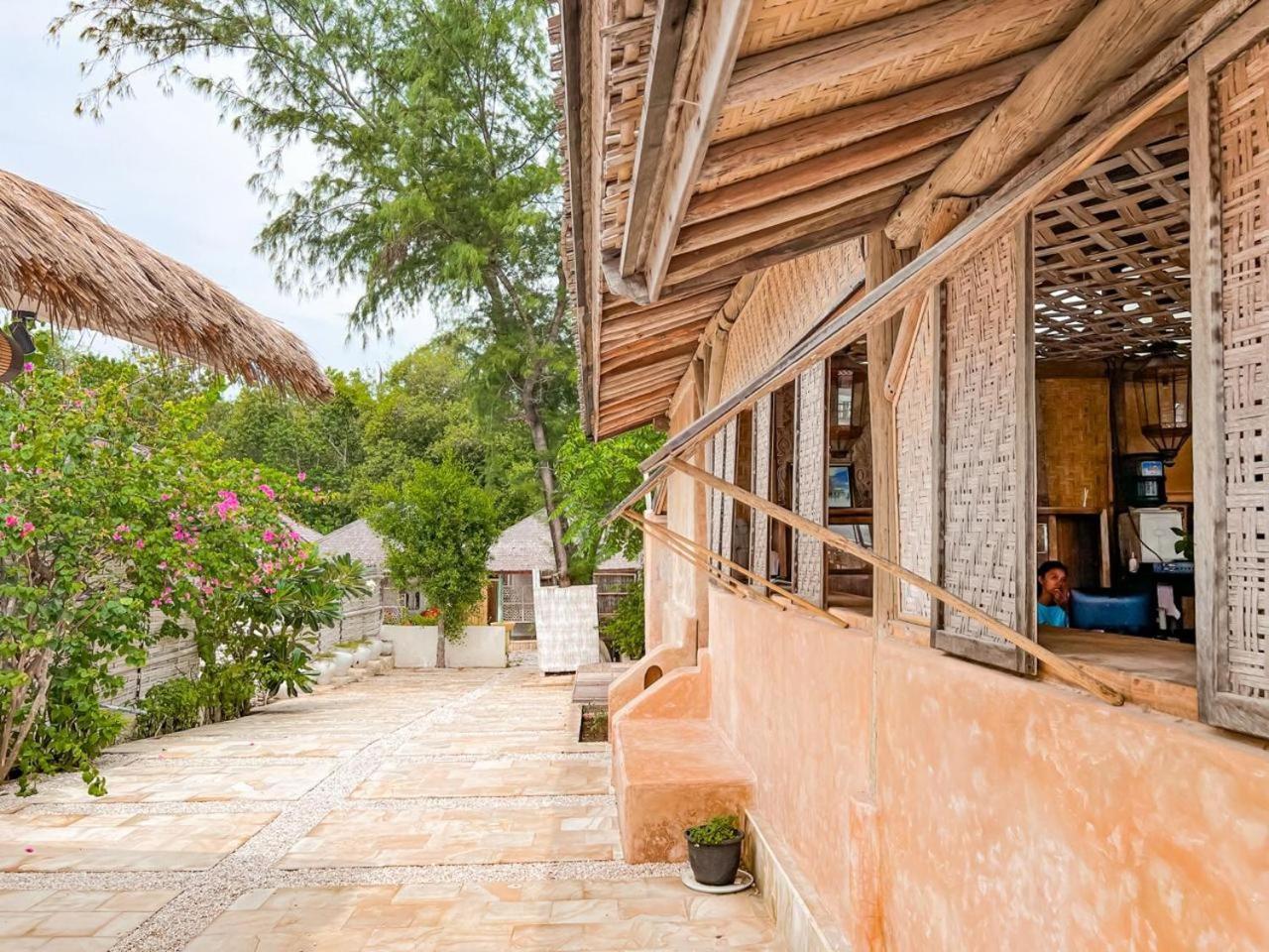 גילי מנו Bungalow Cafe Gili Beachfront מראה חיצוני תמונה